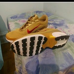 Nike gold air max